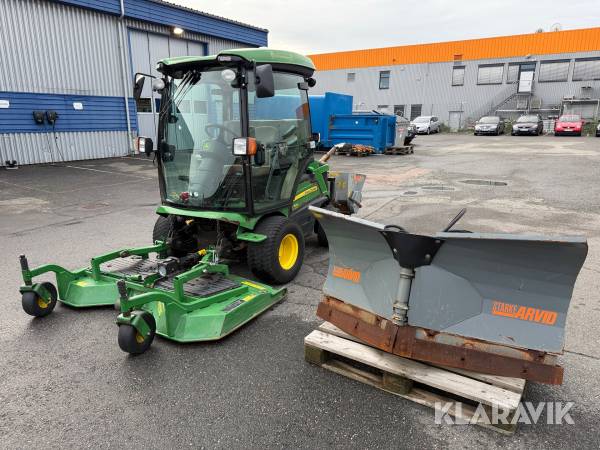 Redskapsbärare John Deere 1585 TerrainCut med vikplog, spridare & klippaggregat