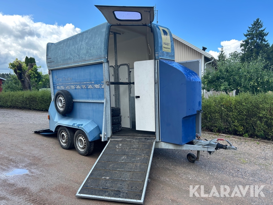 Hästtransport med fronturlastning och sadelskåp Star trailer  Boggie