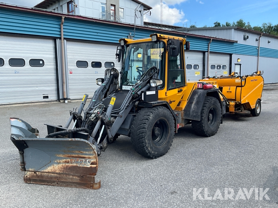 Hjullastare LM Trac 586 med sopmaskin, vikplog, sandspridare och redskap
