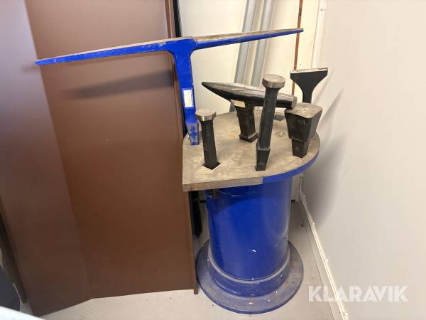 Arbetsbord med diverse verktyg