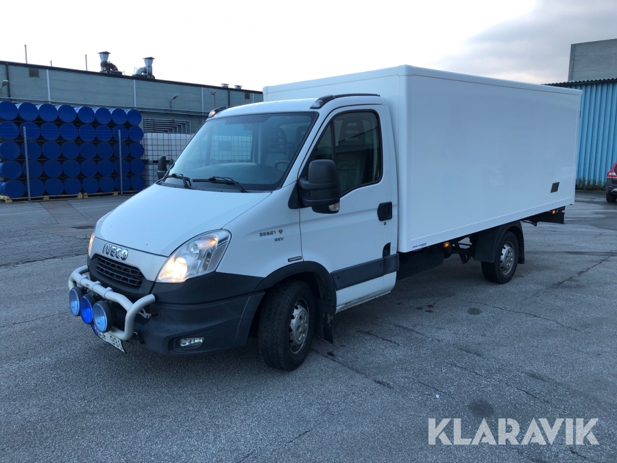 Lätt lastbil Iveco 35S21 med skåp