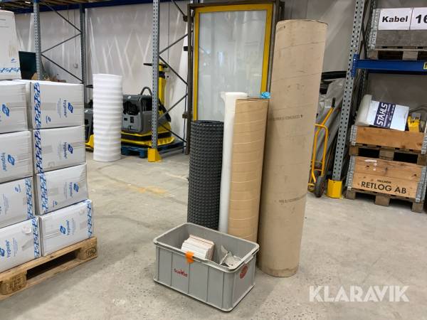 Papprör, kakel och fuktskyddsmatta