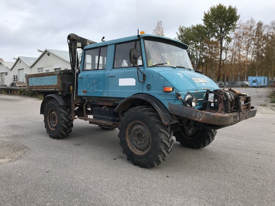 Terrängbil med flak och kran