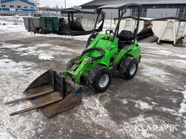 Kompaktlastare Avant 635 med redskap och gafflar