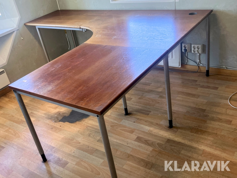 Hörnskrivbord i trä