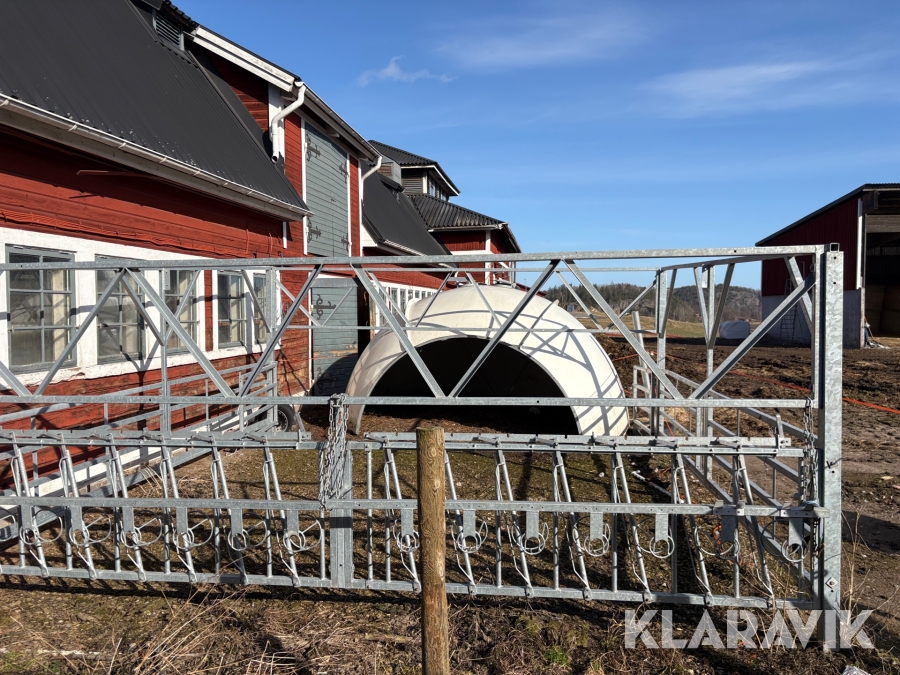 Kalvhydda med inhängnad