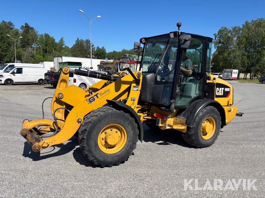 Hjullastare CAT 906M med skopa, Vikplog & sandspridare