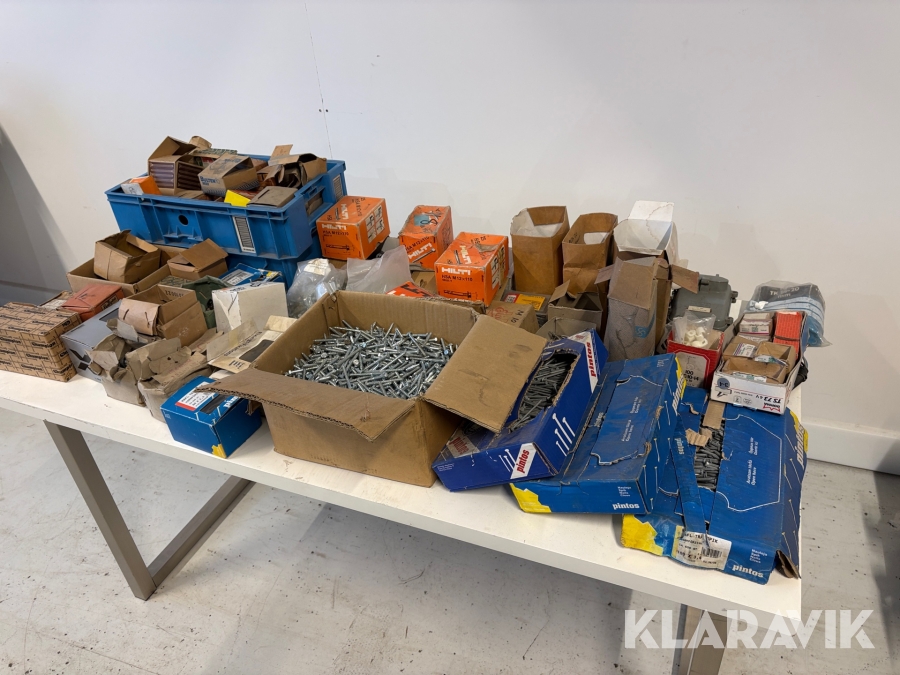 Stort parti med blandade skruv och spik.