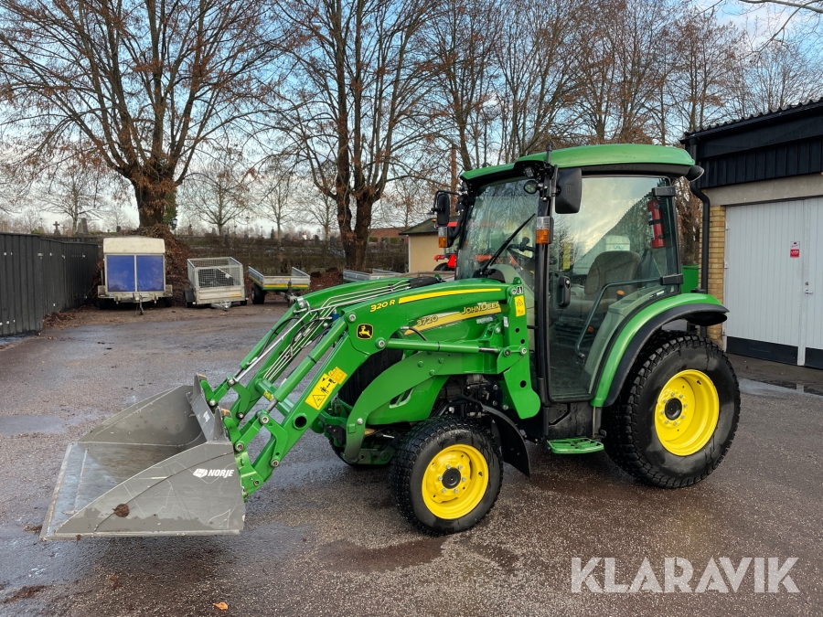 Traktor John Deere 3720 med lastare och redskap