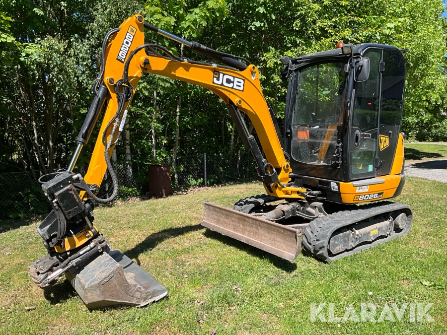 Grävmaskin JCB 8026CT med maskinsläp och redskap