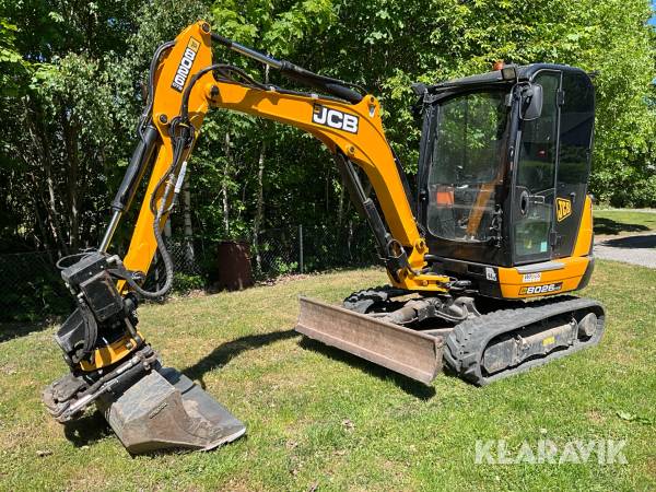 Grävmaskin JCB 8026CT med maskinsläp och redskap