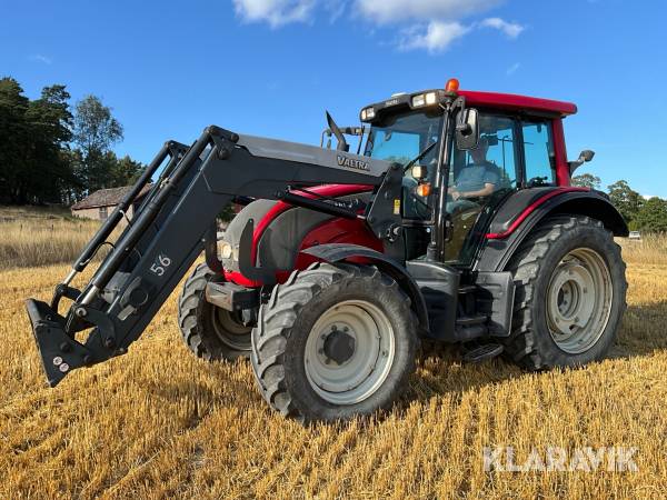 Traktor Valtra N121 med 3st redskap och lastare 