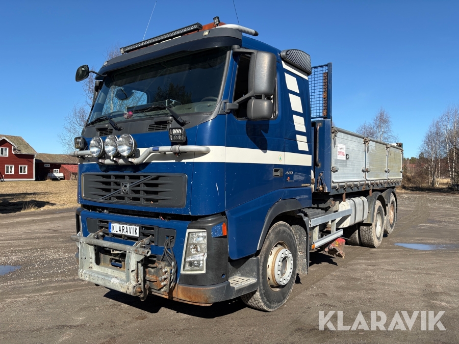 Tippbil Volvo plogutrustad med frontplog och underbett