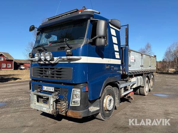 Tippbil Volvo plogutrustad med frontplog och underbett