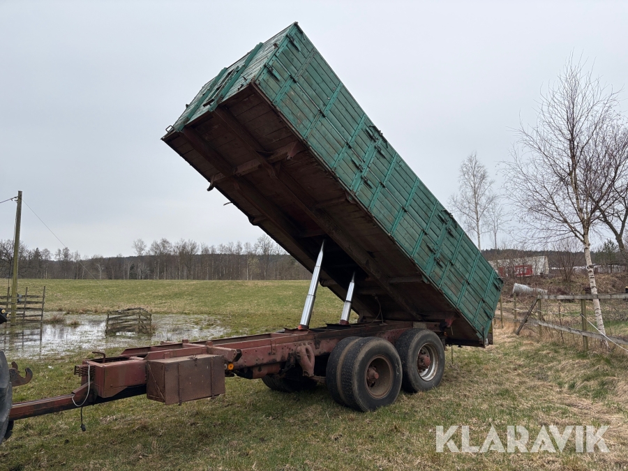Spannmålsvagn bromsad med fyrvägstipp