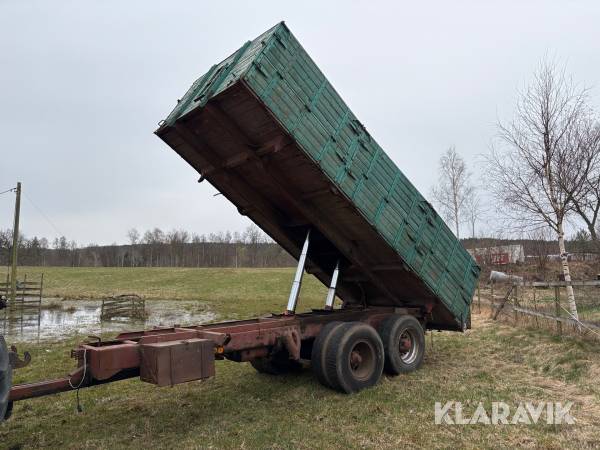 Spannmålsvagn bromsad med fyrvägstipp