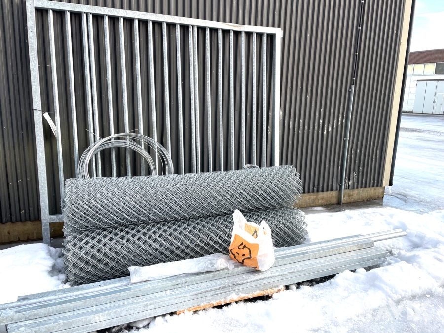 Stängsel med grind och 14 stolpar