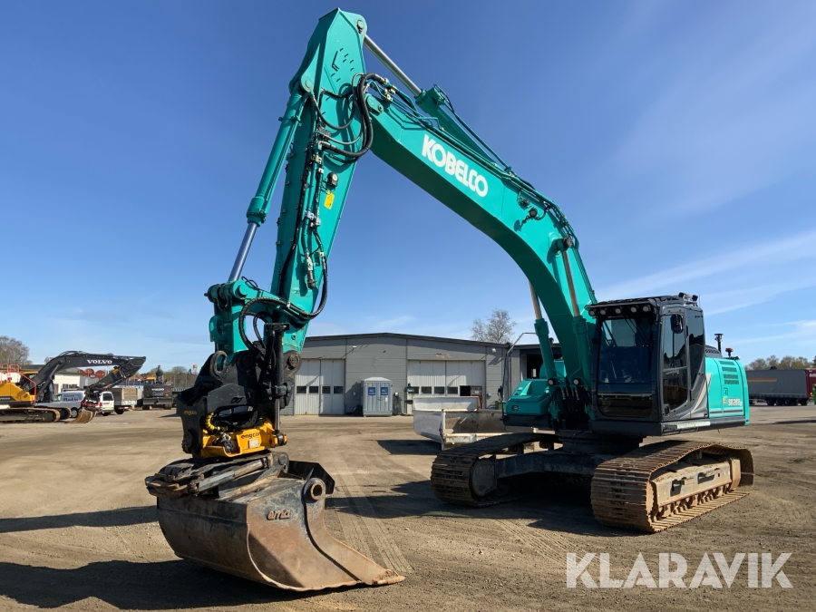 Grävmaskin Kobelco SK 260 LC-11 med flak och flera redskap