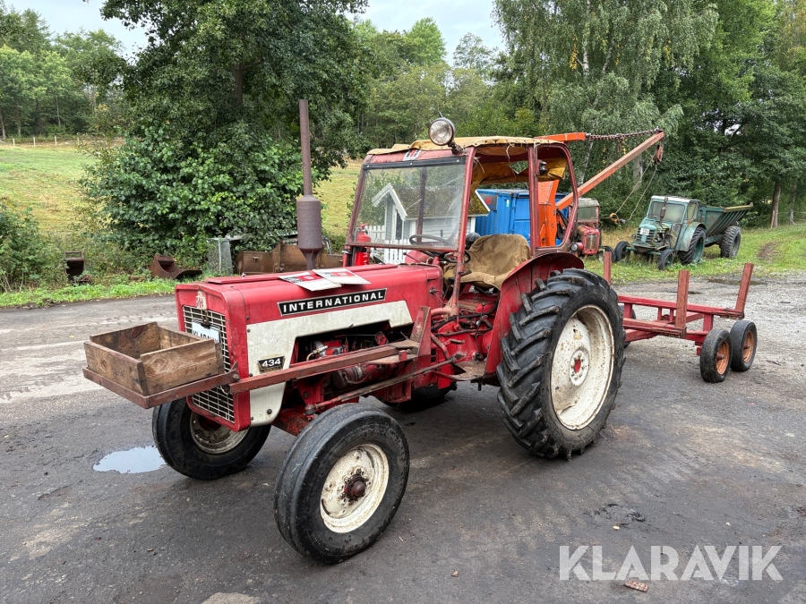 Traktor International 434 med lastare, vagn och vajerkran