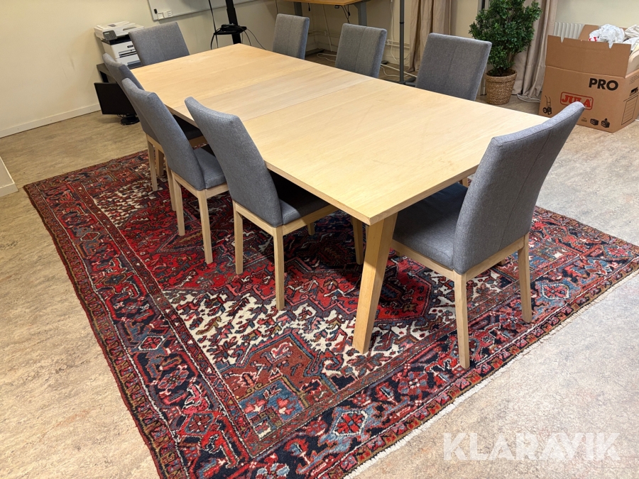 Konferensbord med stolar