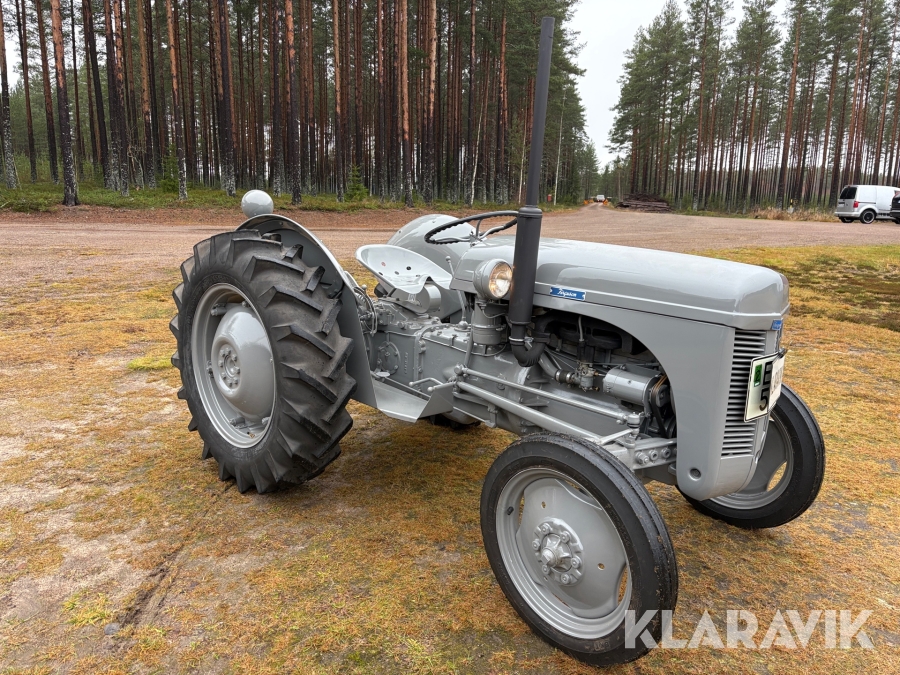 Traktor Massey Ferguson TEA-20 B Grålle