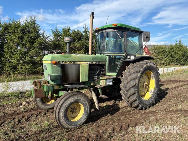 Traktor John Deere 4040 med dubbelmontage
