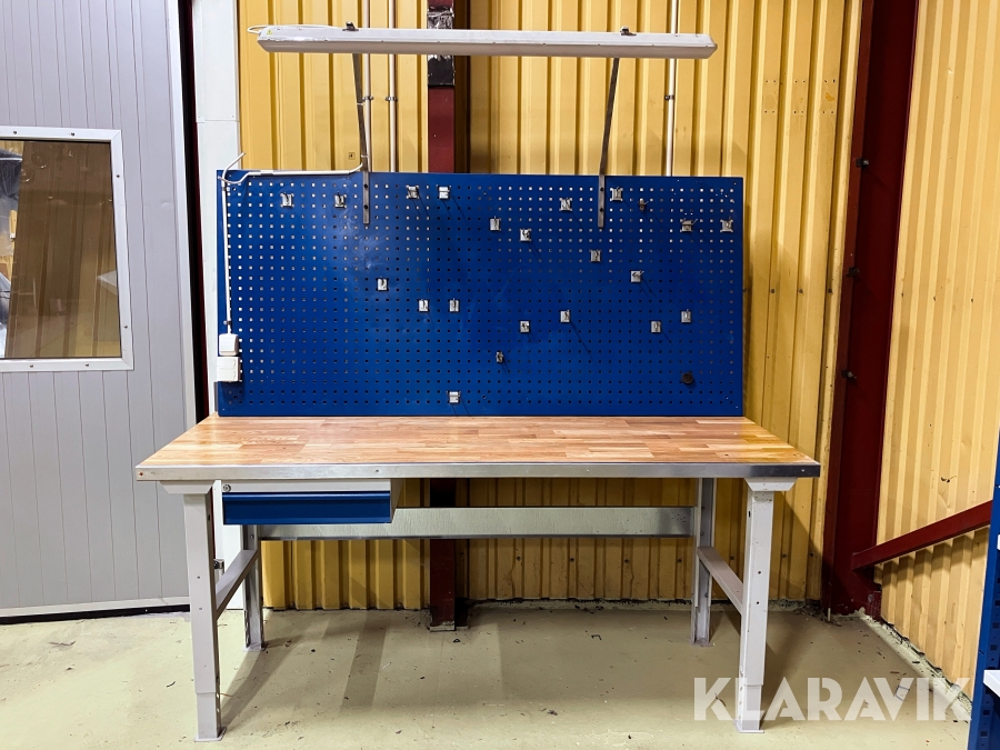 Justerbar arbetsbänk i ekparkett med verktygstavla och lådhurts AJ-produkter SOLID