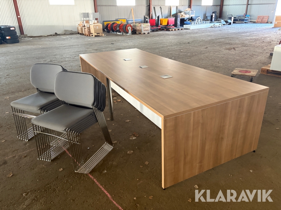 Konferensbord med 13 st stolar