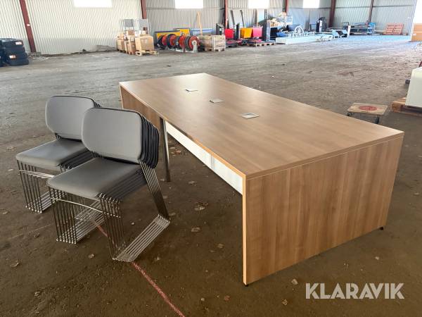 Konferensbord med 13 st stolar