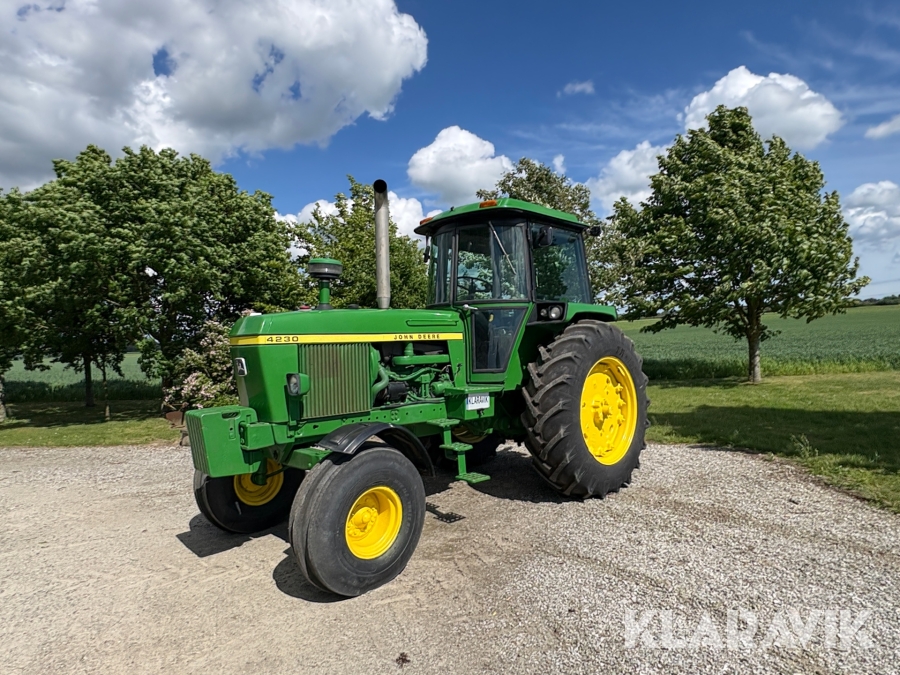 Traktor John Deere 4230