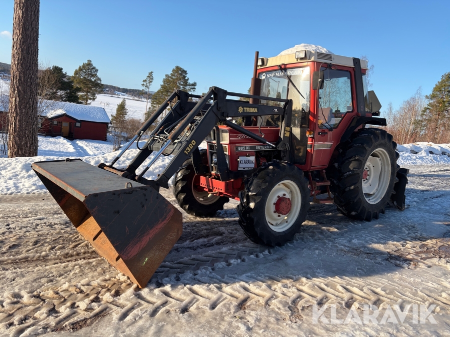 Traktor International 685 XL med lastare och redskap