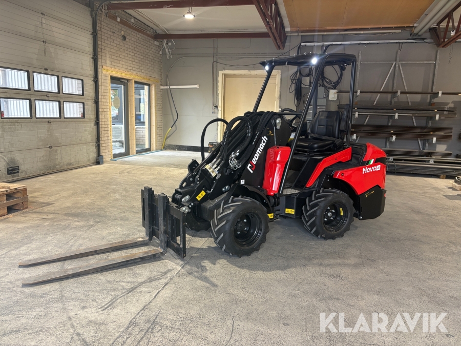 Kompaktlastare Neomach Nova X30 med 2 redskap