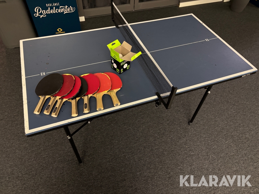 Pingisbord med racket och bollar