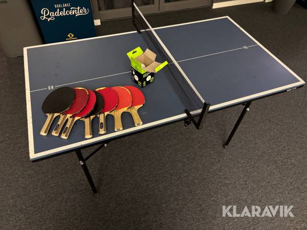 Pingisbord med racket och bollar