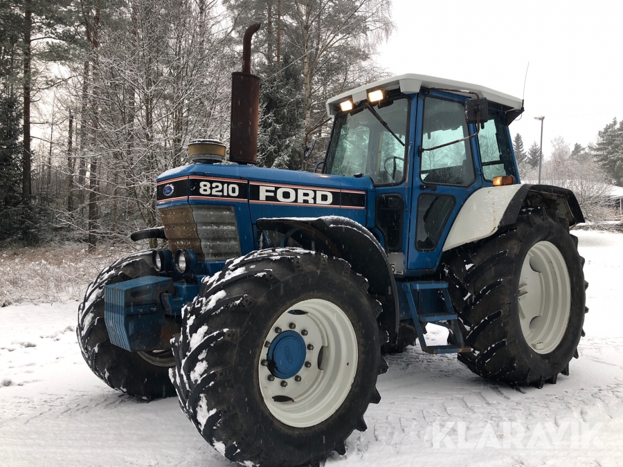 Traktor Ford 8210 II 4WD