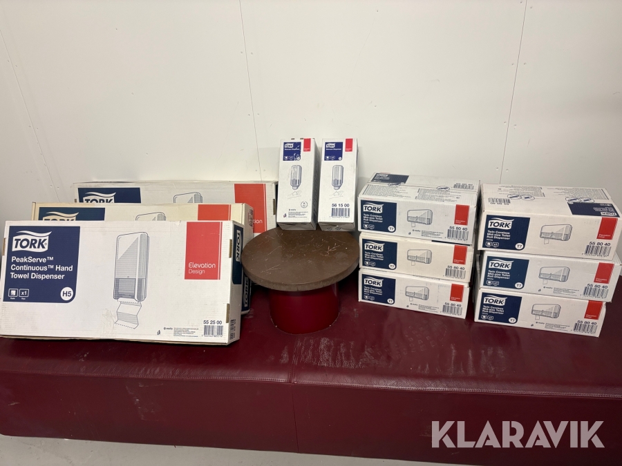 Parti med pappersdispensrar och tvåldispenser Tork H5, S4 och T7