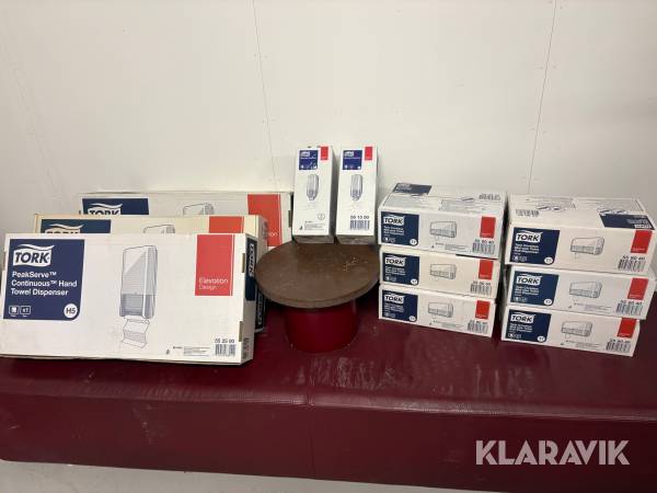 Parti med pappersdispensrar och tvåldispenser Tork H5, S4 och T7