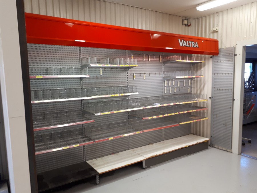 Begagnad Butiksinredning med krokar, hyllor och belysning