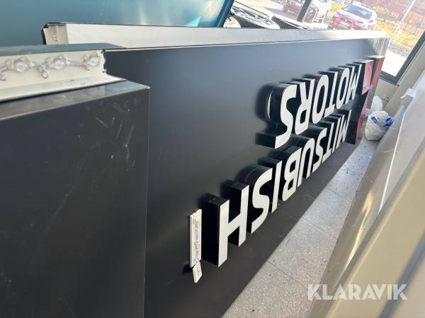 Belyst Mitsubishi-skylt