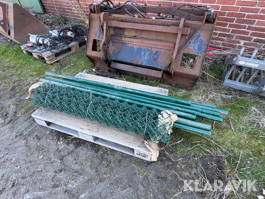 Staketstolpar samt nätstaket Gunnebo