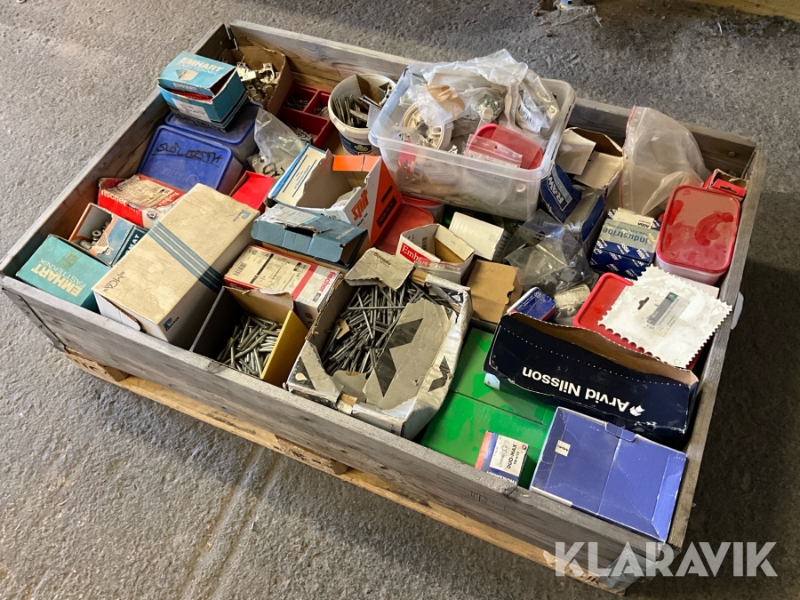 Blandat parti med skruv bult och mutter